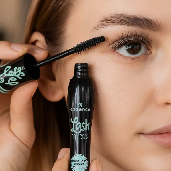 essence-princess-false-lash-effect-mascara555-600x600 ریمل اسنس لش پرنسس سبز با تاثیر مژه مصنوعی - تصویر 1